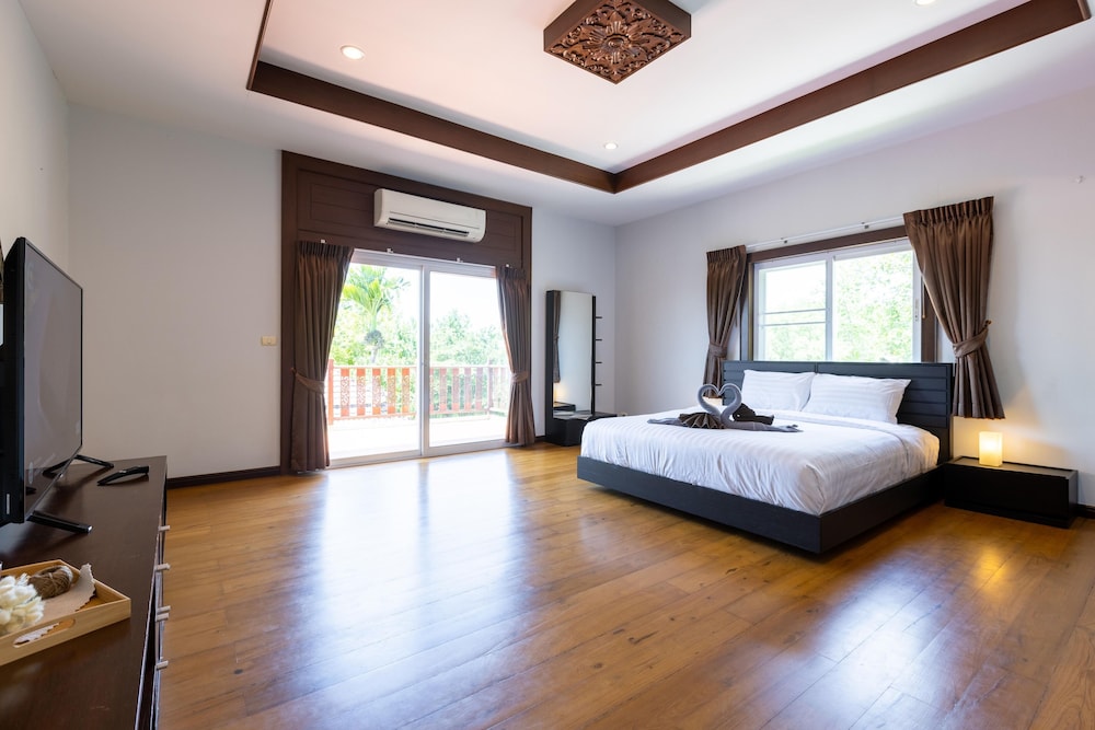 5 bedroom pool villa close to town h5