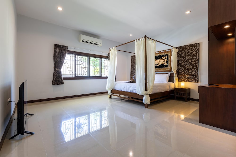 5 bedroom pool villa close to town h5