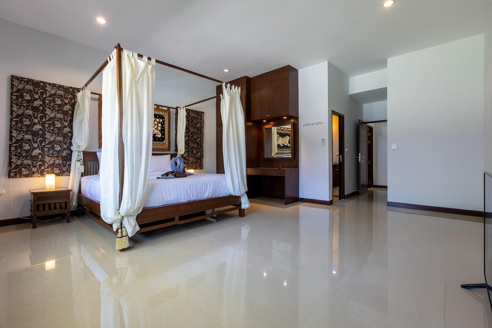 5 bedroom pool villa close to town h5