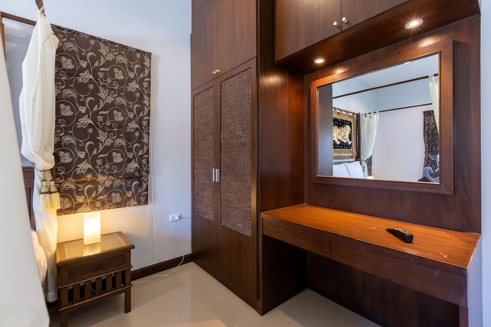 5 bedroom pool villa close to town h5
