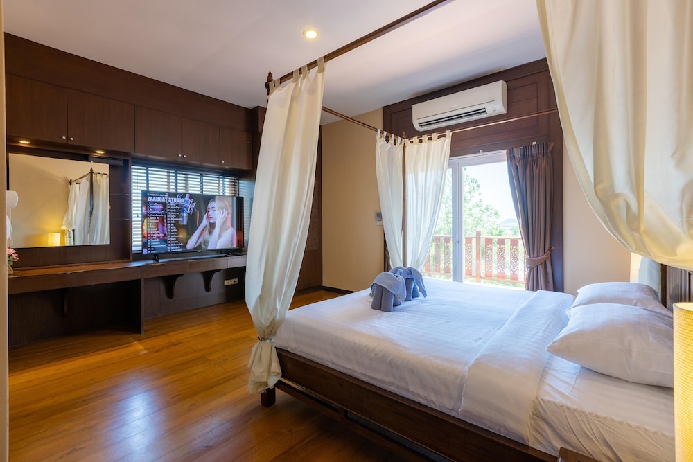 5 bedroom pool villa close to town h5