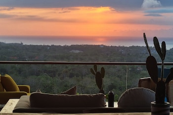 uluwatu sunset hills