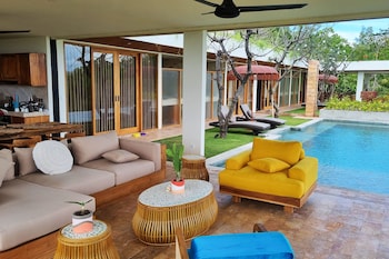 uluwatu sunset hills