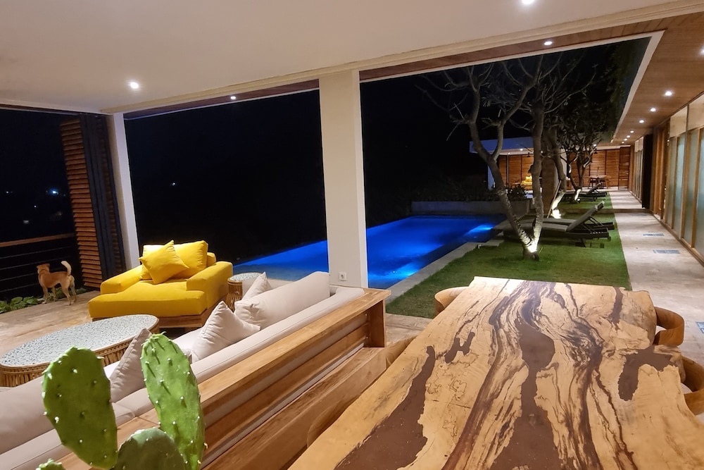 uluwatu sunset hills