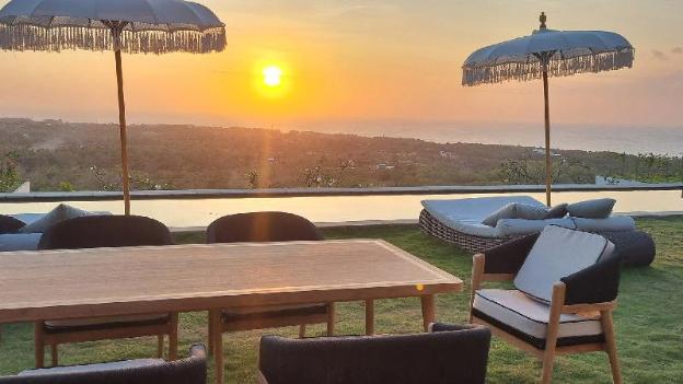 uluwatu sunset hills