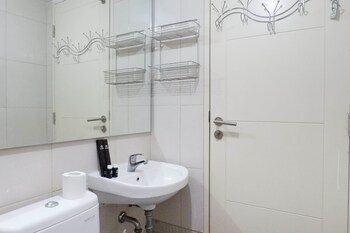spacious studio apartment accses to pakuwon mall at tanglin supermall mansion