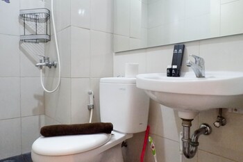 spacious studio apartment accses to pakuwon mall at tanglin supermall mansion