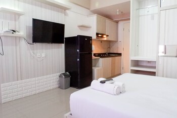 spacious studio apartment accses to pakuwon mall at tanglin supermall mansion