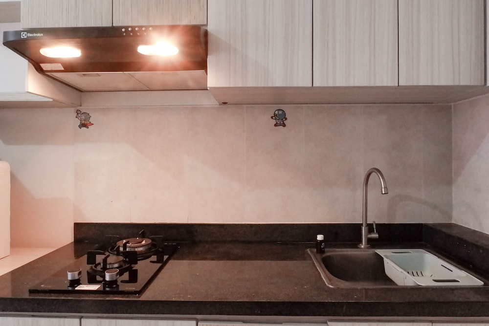 spacious studio apartment accses to pakuwon mall at tanglin supermall mansion