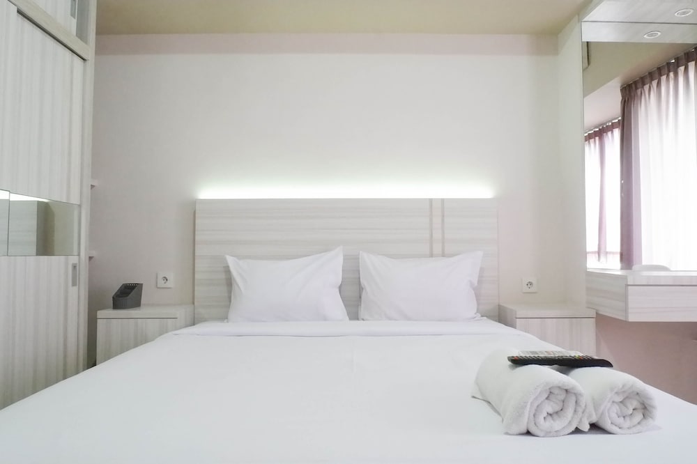 spacious studio apartment accses to pakuwon mall at tanglin supermall mansion