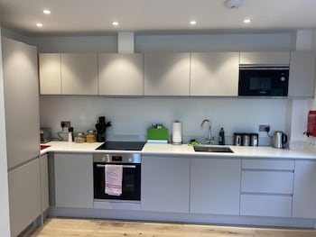 spacious 2 bedroom apartment with stunning views over bath city