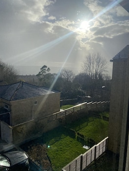 spacious 2 bedroom apartment with stunning views over bath city