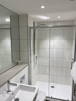 spacious 2 bedroom apartment with stunning views over bath city