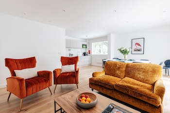 spacious 2 bedroom apartment with stunning views over bath city