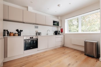 spacious 2 bedroom apartment with stunning views over bath city