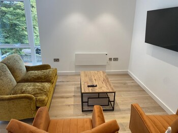 spacious 2 bedroom apartment with stunning views over bath city