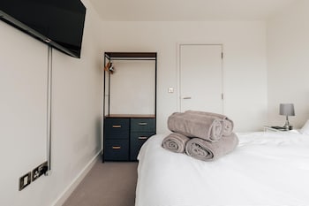 spacious 2 bedroom apartment with stunning views over bath city