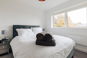 spacious 2 bedroom apartment with stunning views over bath city