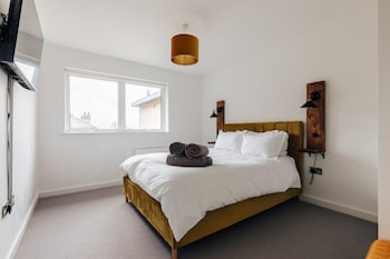 spacious 2 bedroom apartment with stunning views over bath city