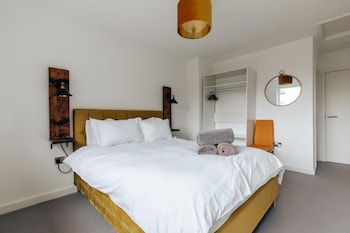 spacious 2 bedroom apartment with stunning views over bath city