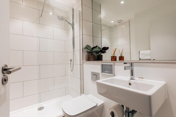 spacious 2 bedroom apartment with stunning views over bath city