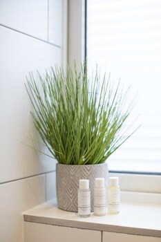 spacious 2 bedroom apartment with stunning views over bath city