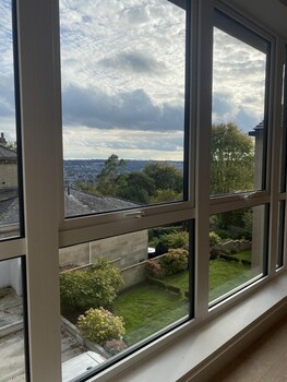 spacious 2 bedroom apartment with stunning views over bath city