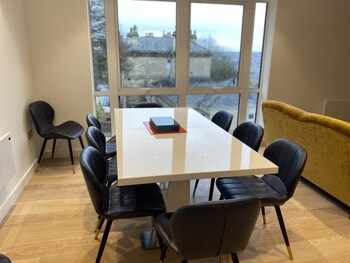 spacious 2 bedroom apartment with stunning views over bath city