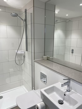 spacious 2 bedroom apartment with stunning views over bath city