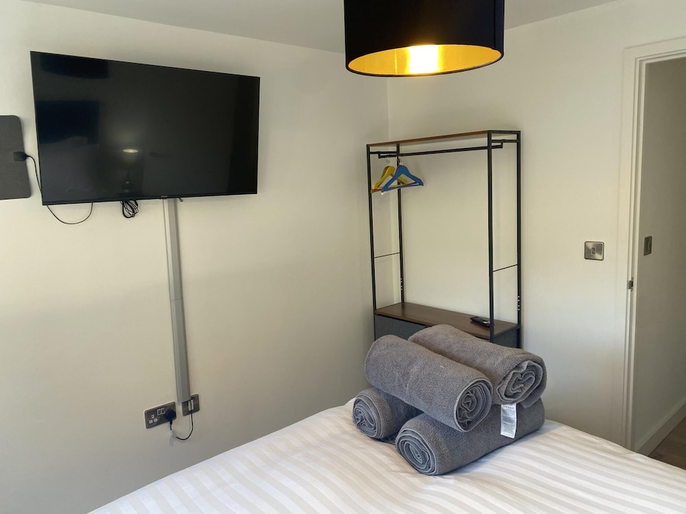 spacious 2 bedroom apartment with stunning views over bath city