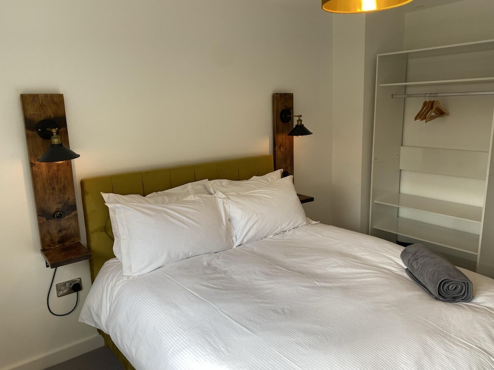 spacious 2 bedroom apartment with stunning views over bath city