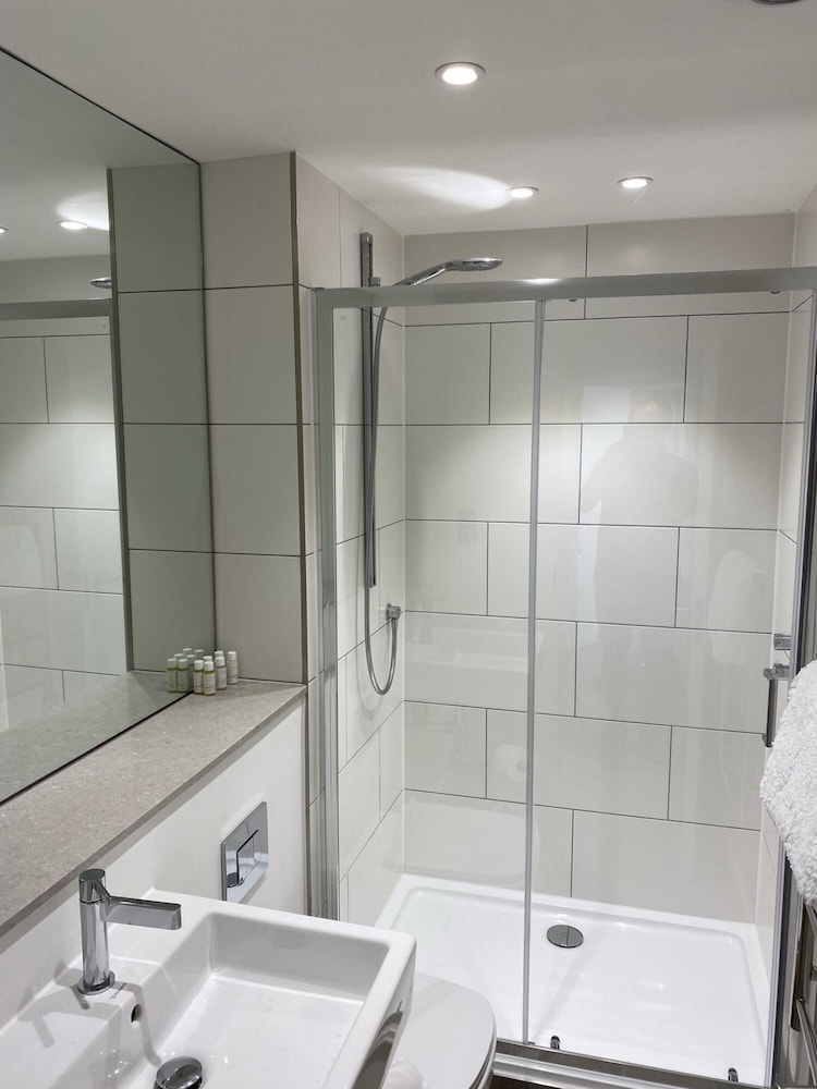 spacious 2 bedroom apartment with stunning views over bath city