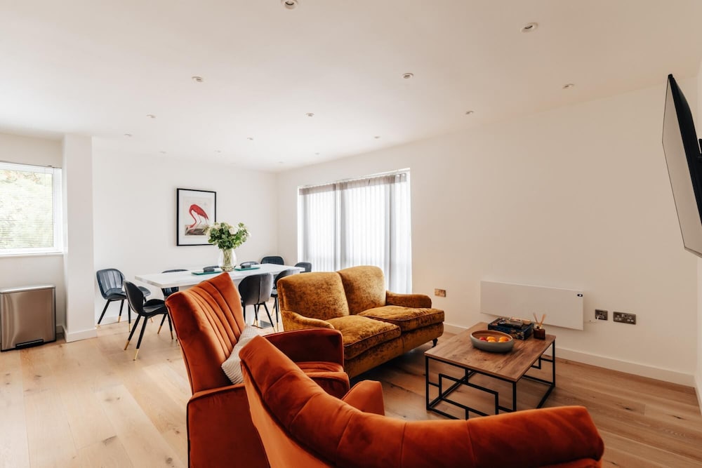 spacious 2 bedroom apartment with stunning views over bath city