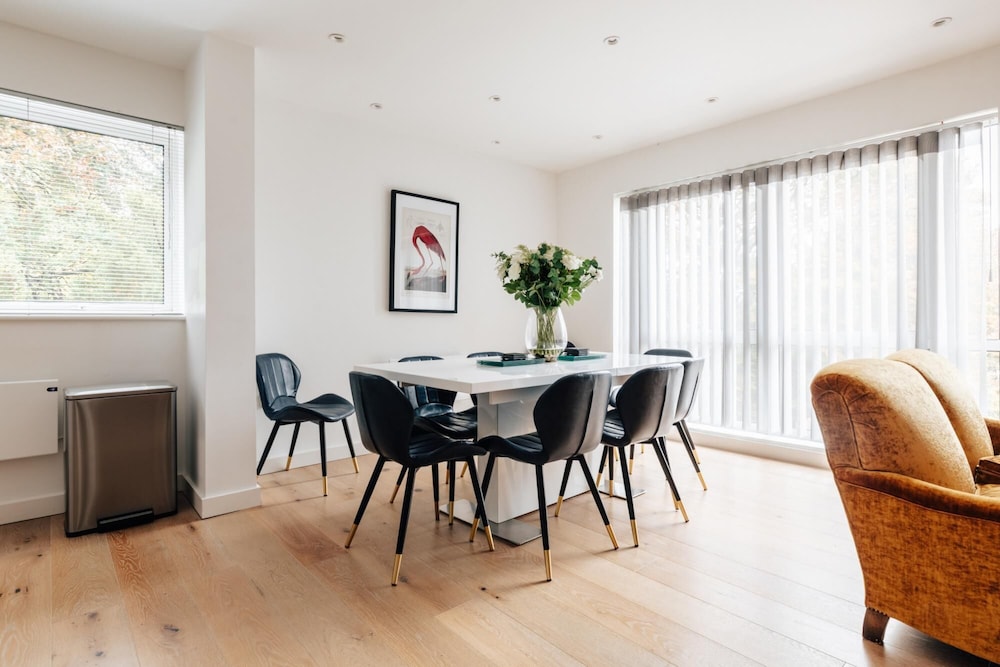 spacious 2 bedroom apartment with stunning views over bath city