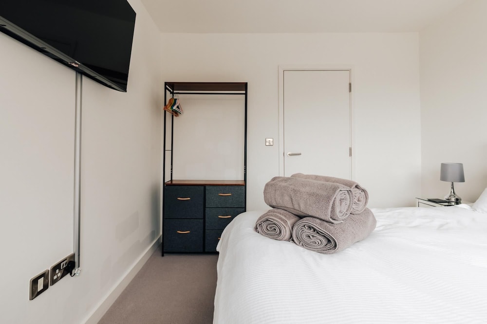 spacious 2 bedroom apartment with stunning views over bath city