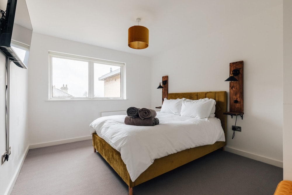 spacious 2 bedroom apartment with stunning views over bath city