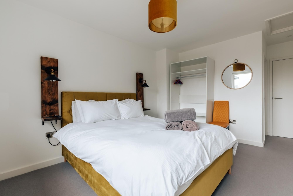 spacious 2 bedroom apartment with stunning views over bath city