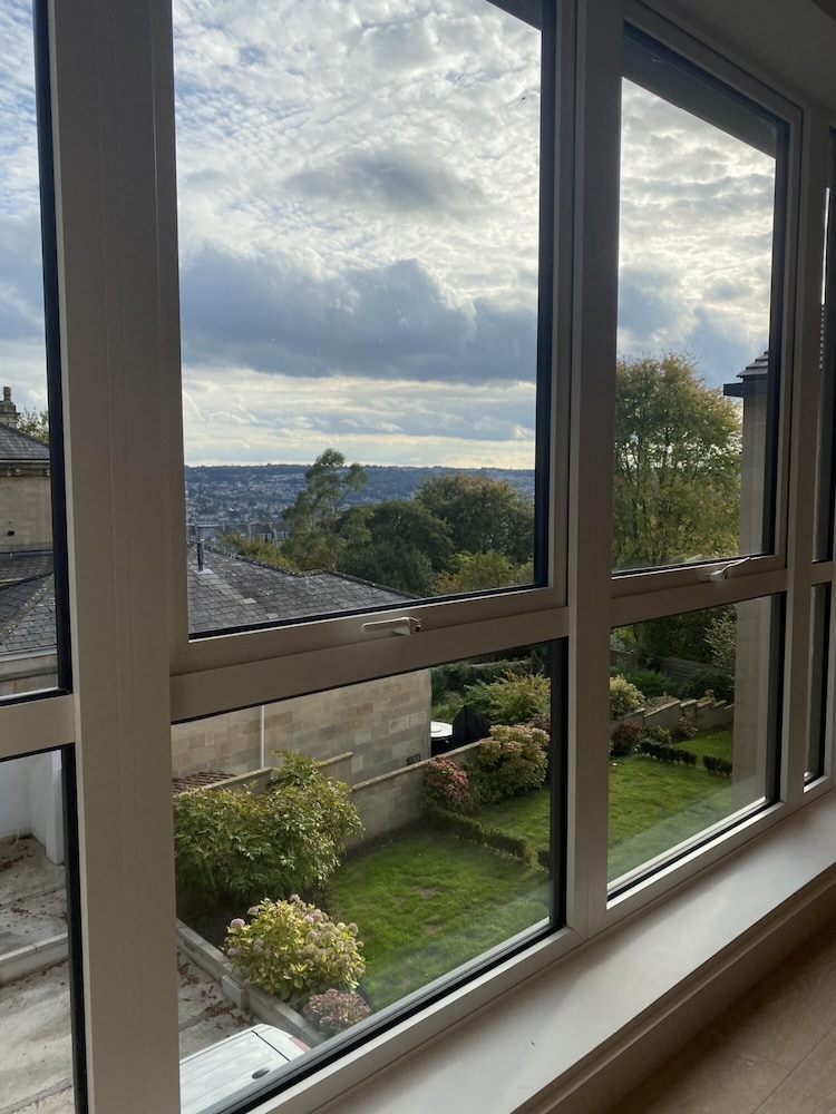 spacious 2 bedroom apartment with stunning views over bath city