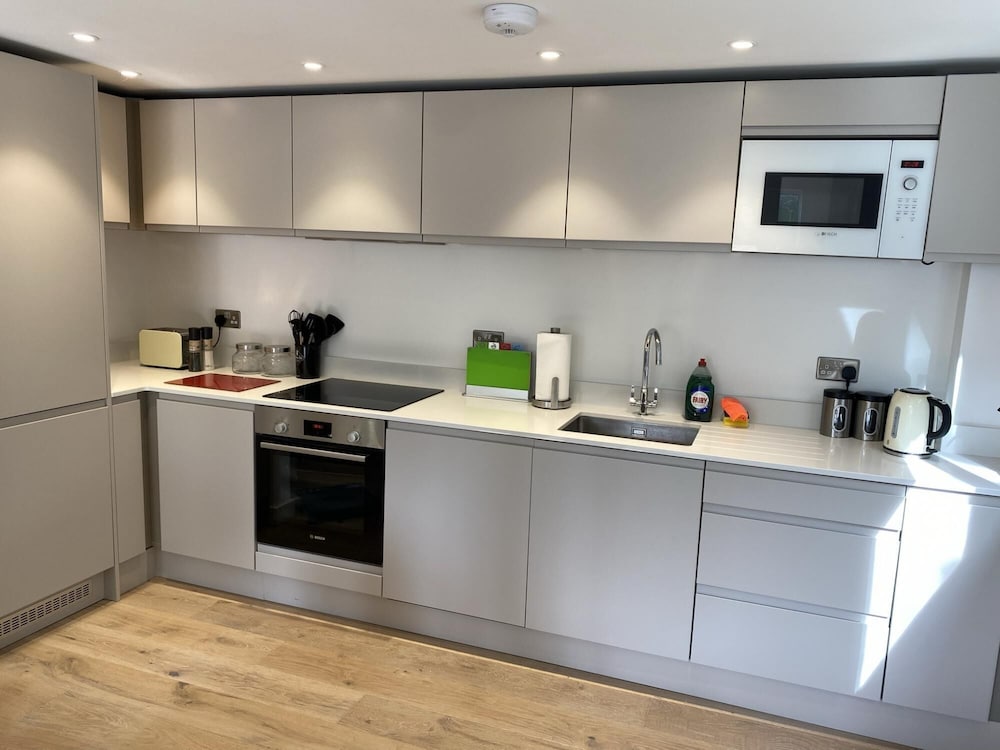 spacious 2 bedroom apartment with stunning views over bath city