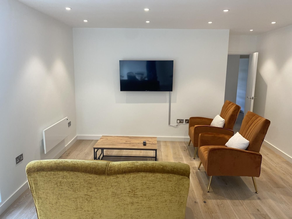 spacious 2 bedroom apartment with stunning views over bath city