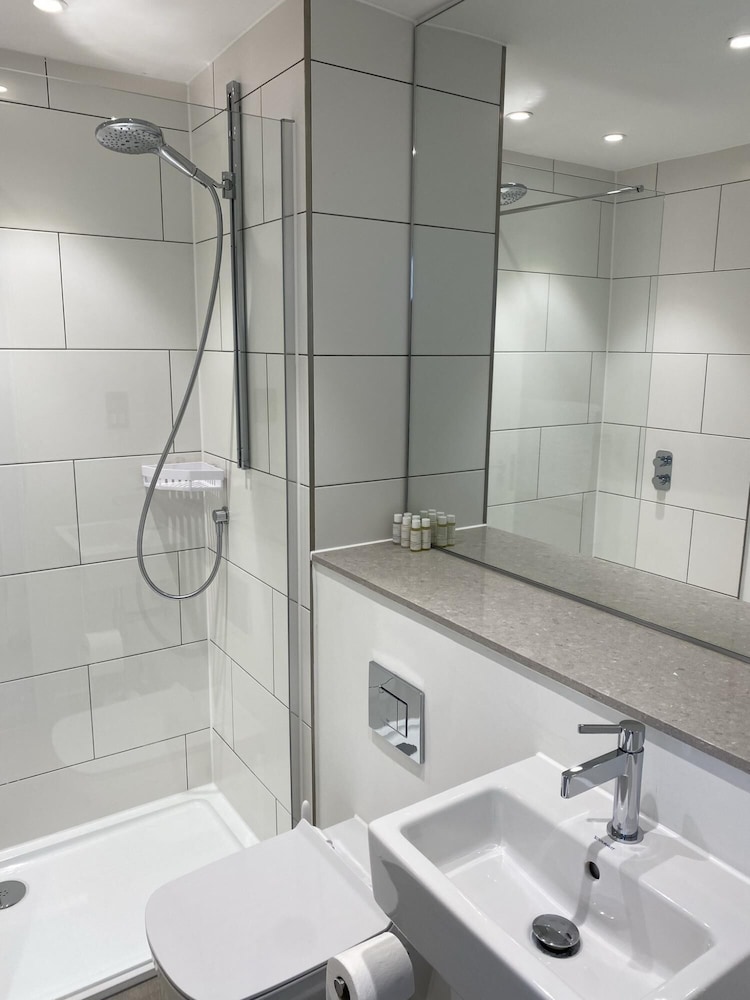 spacious 2 bedroom apartment with stunning views over bath city