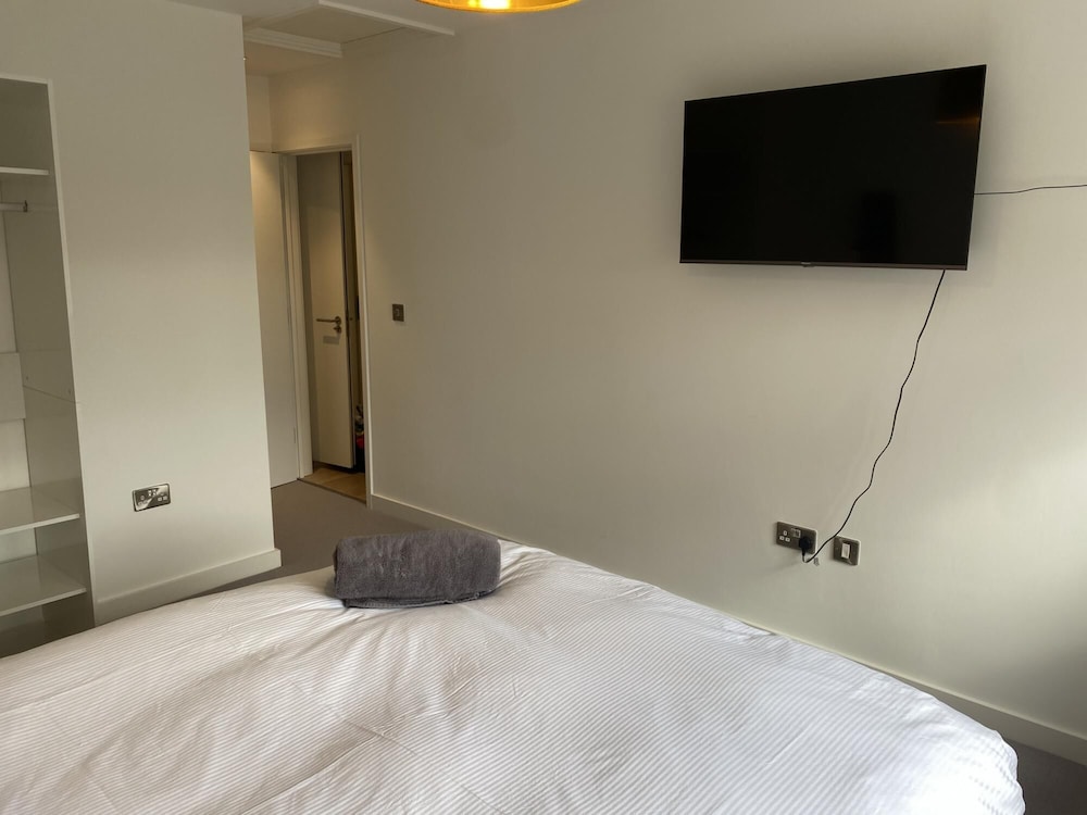 spacious 2 bedroom apartment with stunning views over bath city