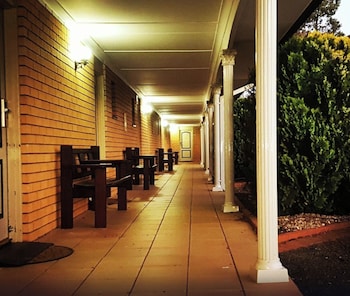 Hilltops Retreat Motor Inn,Near Lambing Flat Folk Museum,4 star