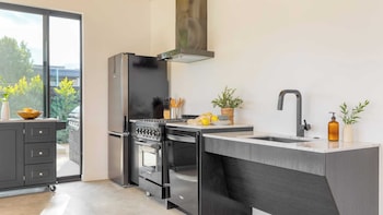 Blackhaus Suites By Avantstay,421 S Calle Encilia,0 star