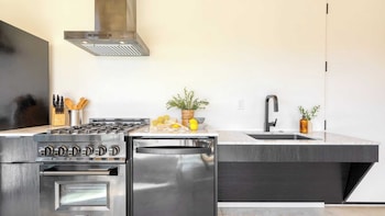 Blackhaus Suites By Avantstay,421 S Calle Encilia,0 star