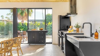 Blackhaus Suites By Avantstay,421 S Calle Encilia,0 star