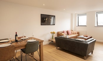 Delightfully Bright 2 Bedroom Apartment In The Heart Of Old Town Swindon,,0 star