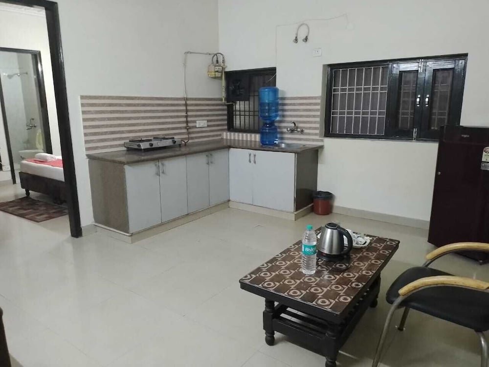 Cwr Stays,Sector 63, Noida,1 star