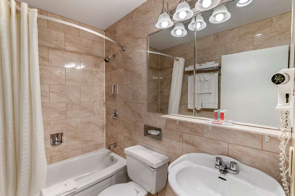 econo lodge hotel brossard