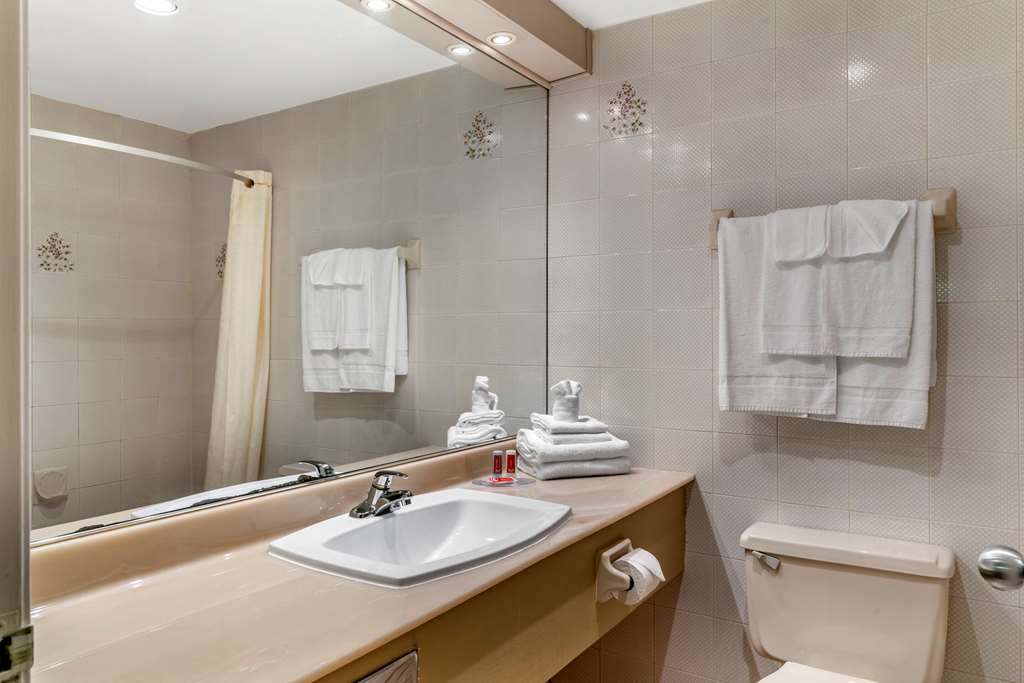 econo lodge hotel brossard